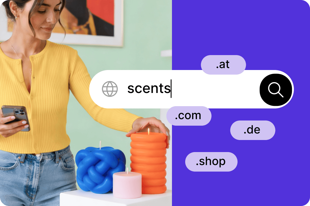 Person in gelbem Oberteil nutzt Smartphone bei Kerzen. Suchleiste mit „scents" und Domainendungen wie .at und .com.