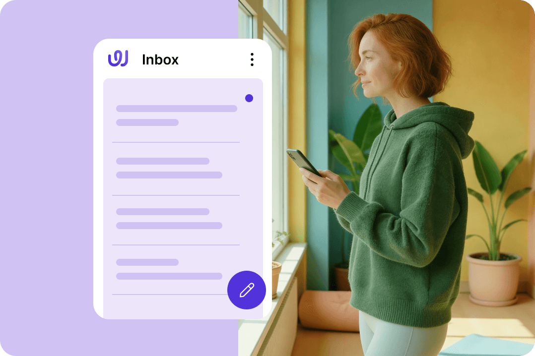 Eine Person im grünen Oberteil hält ein Smartphone. Daneben ist eine stilisierte E-Mail-Inbox zu sehen.